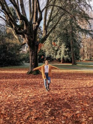 Fall in Vancouver, Canada- admiring the beauty of the leaves while travelling solo. 