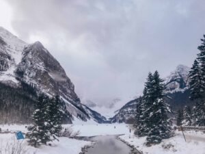 If you are a fan of breathtakingly beautiful lakes, you absolutely NEED to visit the Canadian Rockies. My favourite things to see when exploring areas like Banff, Yoho and Jasper National Parks are the lakes with dramatic mountain backdrops. Interested in planning your own trip? Read on to find out the top 6 must-see lakes in Canada. 