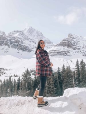 If you are a fan of breathtakingly beautiful lakes, you absolutely NEED to visit the Canadian Rockies. My favourite things to see when exploring areas like Banff, Yoho and Jasper National Parks are the lakes with dramatic mountain backdrops. Interested in planning your own trip? Read on to find out the top 6 must-see lakes in Canada. 