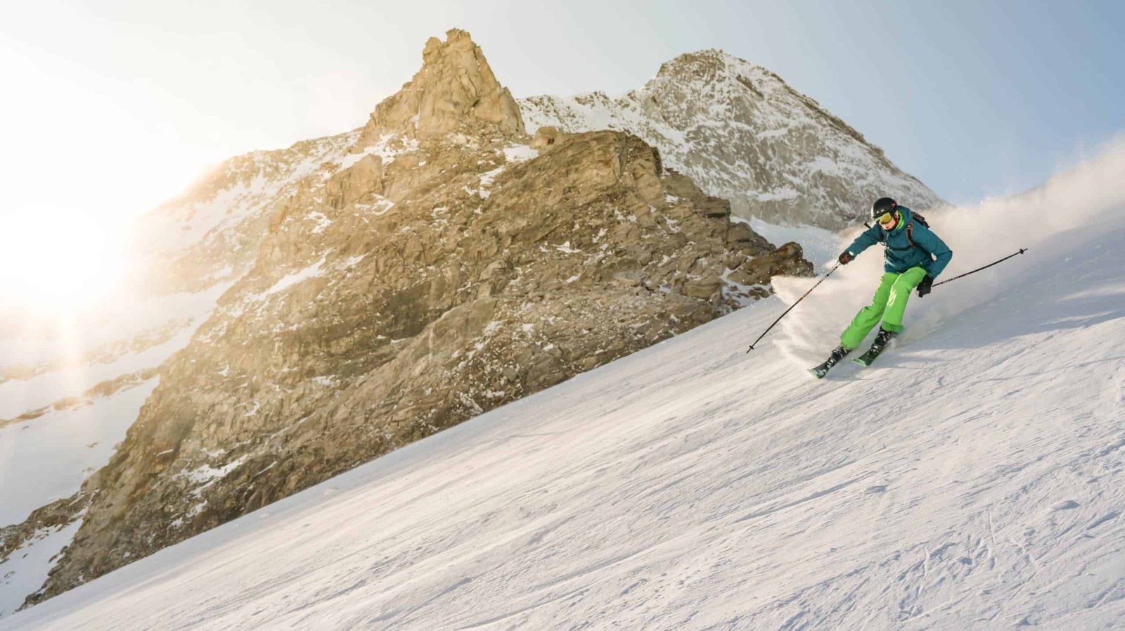 Skiing and snowboarding in New Zealand- your ultimate guide to the things to do, things to wear, which ski hills to visit, the ski-terminology to learn, and tips and tricks on the winter season in the New Zealand South Island! #skiing #wintertravel #newzealandtravel #queenstown