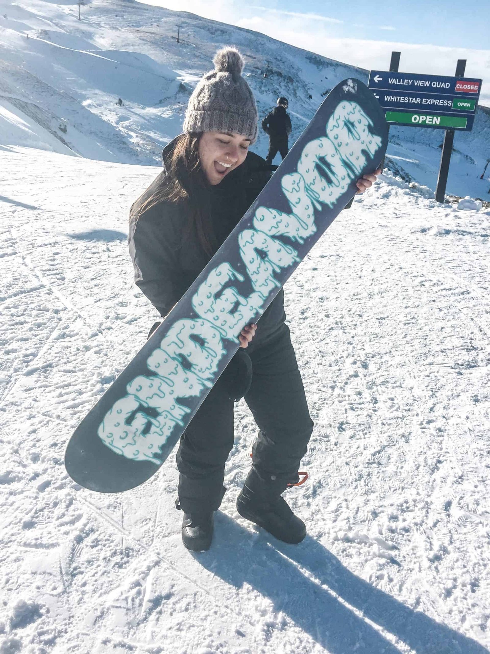 Skiing and snowboarding in New Zealand- your ultimate guide to the things to do, things to wear, which ski hills to visit, the ski-terminology to learn, and tips and tricks on the winter season in the New Zealand South Island! #skiing #wintertravel #newzealandtravel #queenstown
